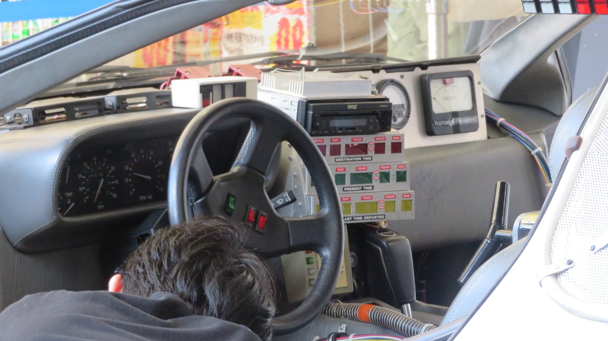 今日のドンキ楽しかった！
たまたま到着したタイミングでデロリアンがやってきて夢みたいな光景だった！
自分の住んでいる大阪でこんな光景がみれて幸せ