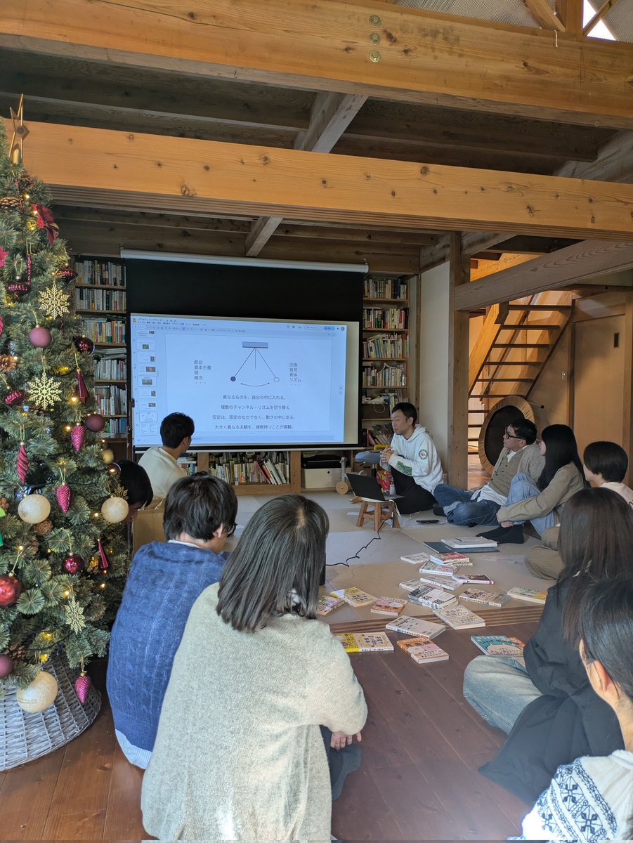 コピーライター銭谷侑さんのお話を聴く。
「消費者をつくる言葉」から「生産者をつくる言葉」とそのバランス。