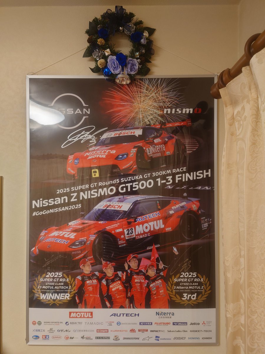 HIDE_2312's tweet image. AUTECH里帰りミーティングで作ったChristmasリース🎄🧑‍🎄、ポスターとも合ってとても良い感じに出来た✨
#AOG 
#湘南里帰りミーティング