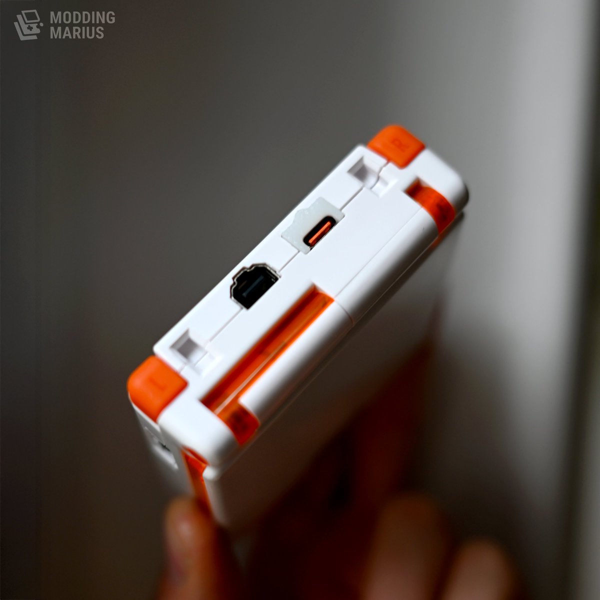 moddingmarius's tweet image. ⚪ 𝗚𝗮𝗺𝗲 𝗕𝗼𝘆 𝗔𝗱𝘃𝗮𝗻𝗰𝗲 𝗦𝗣 🟠

New Nintendo 2DS XL vibes

---⚙️---
- IPS FunnyPlaying
- USB-C
- Batterie Makho
- Mod son
- Sticker de @SakuraRetroModd

🐾