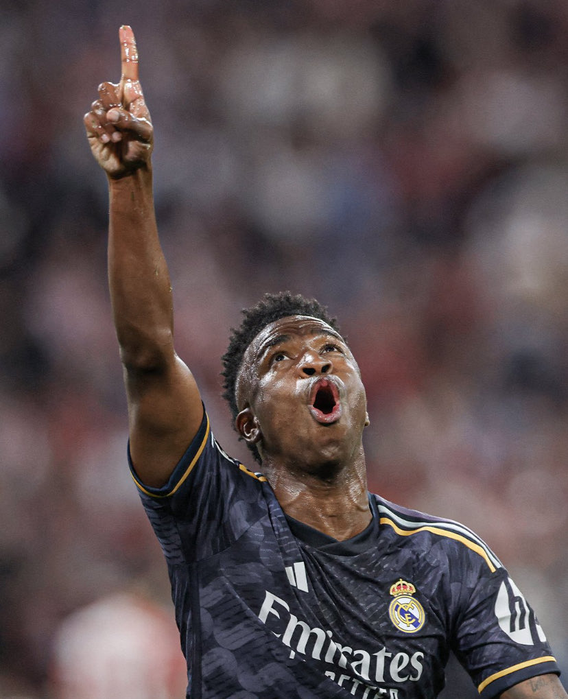 🚨— عــاجــل - ديلي ميرور :

درس فينيسيوس و عائلته عرضًا مغريًا من السعودية الصيف الماضي ، لكن لم يتم . . 

أي انتقال محتمل مستقبلي قد يكون فقط لأندية الشرق الأوسط القادرة على تلبية مطالب اللاعب المالية 💵

يُقال إن راتبه الحالي حوالي 350,000 جنيه إسترليني أسبوعيًا 💷