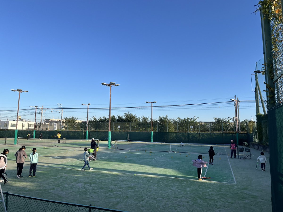 tanakatakeshi's tweet image. 【朝活・11月15日☀️】

今朝は、昭和テニスコートの教室にお邪魔させていただきました…🎾。

…とは言え、まだ先週木曜日の大会で負った肩の負傷は回復していないので、見学と応援のみ…📣。

早く治して、また皆さんとご一緒にプレーしたいです。

#質実剛健
#田中健
#未来共創
#地域密着