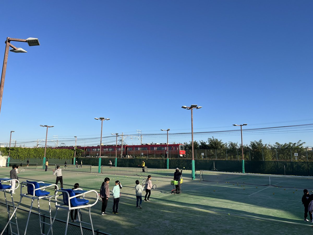 tanakatakeshi's tweet image. 【朝活・11月15日☀️】

今朝は、昭和テニスコートの教室にお邪魔させていただきました…🎾。

…とは言え、まだ先週木曜日の大会で負った肩の負傷は回復していないので、見学と応援のみ…📣。

早く治して、また皆さんとご一緒にプレーしたいです。

#質実剛健
#田中健
#未来共創
#地域密着