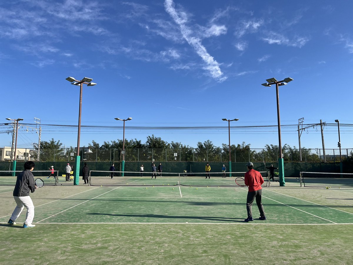 tanakatakeshi's tweet image. 【朝活・11月15日☀️】

今朝は、昭和テニスコートの教室にお邪魔させていただきました…🎾。

…とは言え、まだ先週木曜日の大会で負った肩の負傷は回復していないので、見学と応援のみ…📣。

早く治して、また皆さんとご一緒にプレーしたいです。

#質実剛健
#田中健
#未来共創
#地域密着