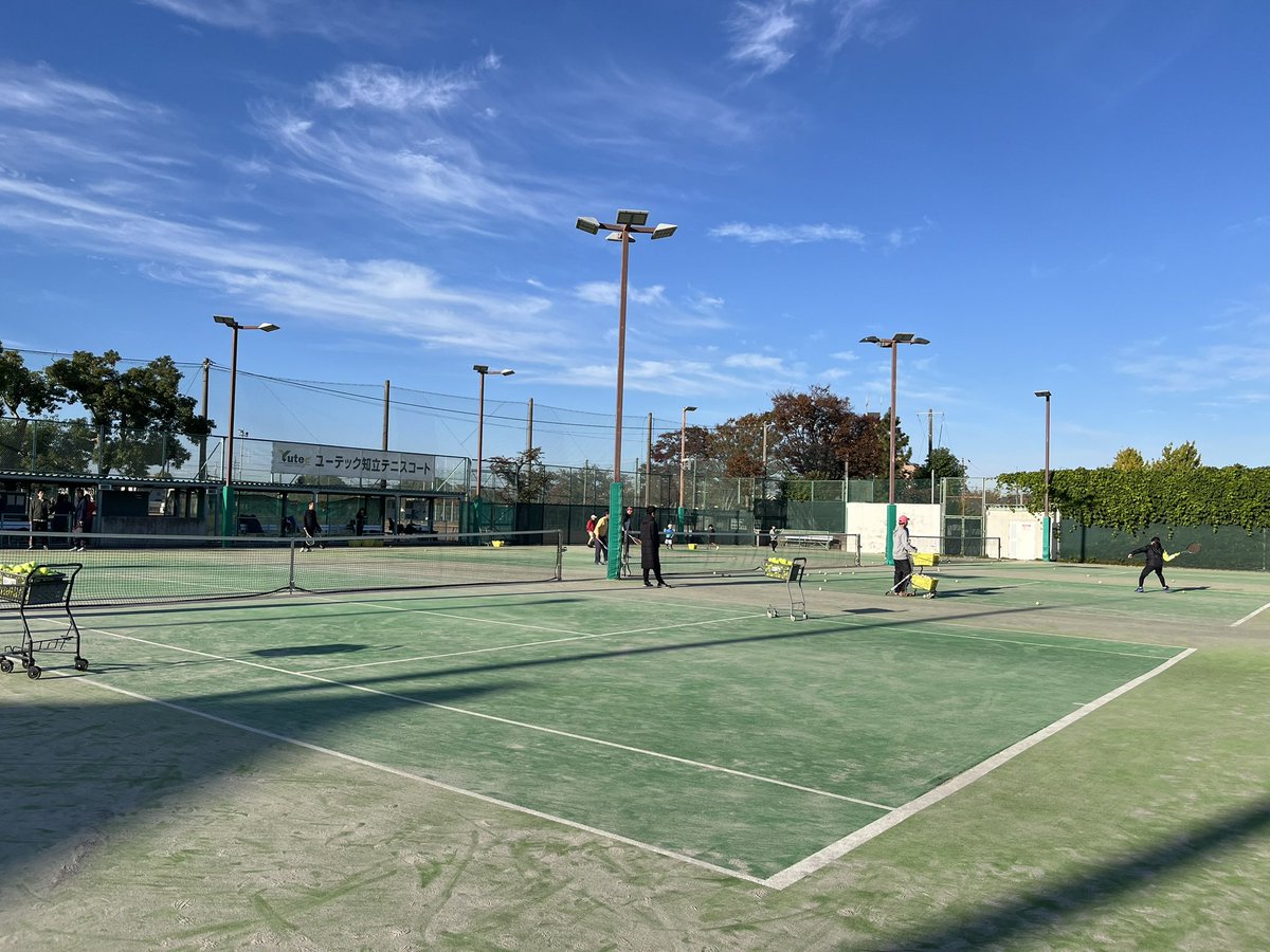 tanakatakeshi's tweet image. 【朝活・11月15日☀️】

今朝は、昭和テニスコートの教室にお邪魔させていただきました…🎾。

…とは言え、まだ先週木曜日の大会で負った肩の負傷は回復していないので、見学と応援のみ…📣。

早く治して、また皆さんとご一緒にプレーしたいです。

#質実剛健
#田中健
#未来共創
#地域密着