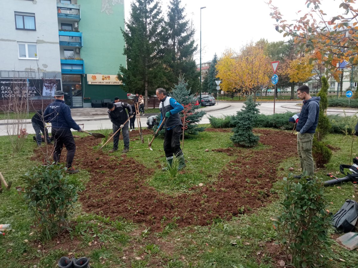 Dobro jutro iz Novog Sarajeva 🌷

Vrijedni uposlenici općinskog preduzeća ONSA izvršili su uklanjanje grafita i čišćenje spomen parka Vraca.

U procesu je nabavka za mašinu za uklanjanje grafita, kako bi olakšali čišćenje.

Na nekoliko lokacija u našoj općini zasadjeno je preko