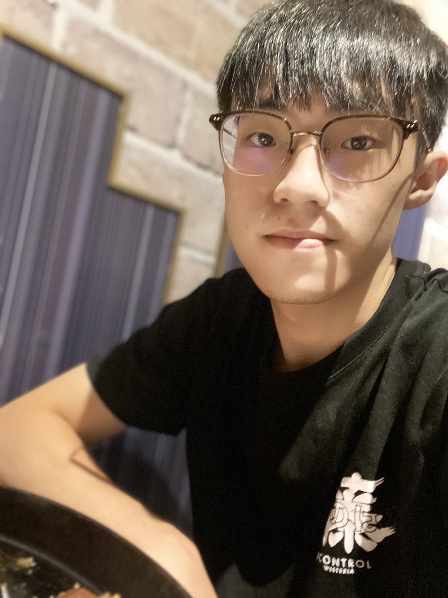 an0617an's tweet photo. 有沒有要一起看電影的 速速私訊我～
#單身 https://t.co/XMQZRTp9BT