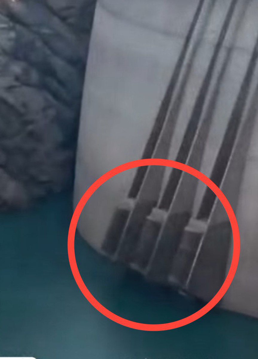 #از_مخاطبین
ببین آقا مهدی، این عکس مربوط به صبحِ بیست‌وچهارم آبان است. سطح آب تا پایینِ دریچه‌های خروجی رسیده؛ یعنی آبِ پایینِ این دریچه‌ها در تهران ته‌نشین می‌شود. همان لایه‌روبی که خدمت شما عرض کردم. برای نخستین بار—به‌جز روزهای ابتدایی—چنین وضعیتی دیده می‌شود. معنای این تصویر