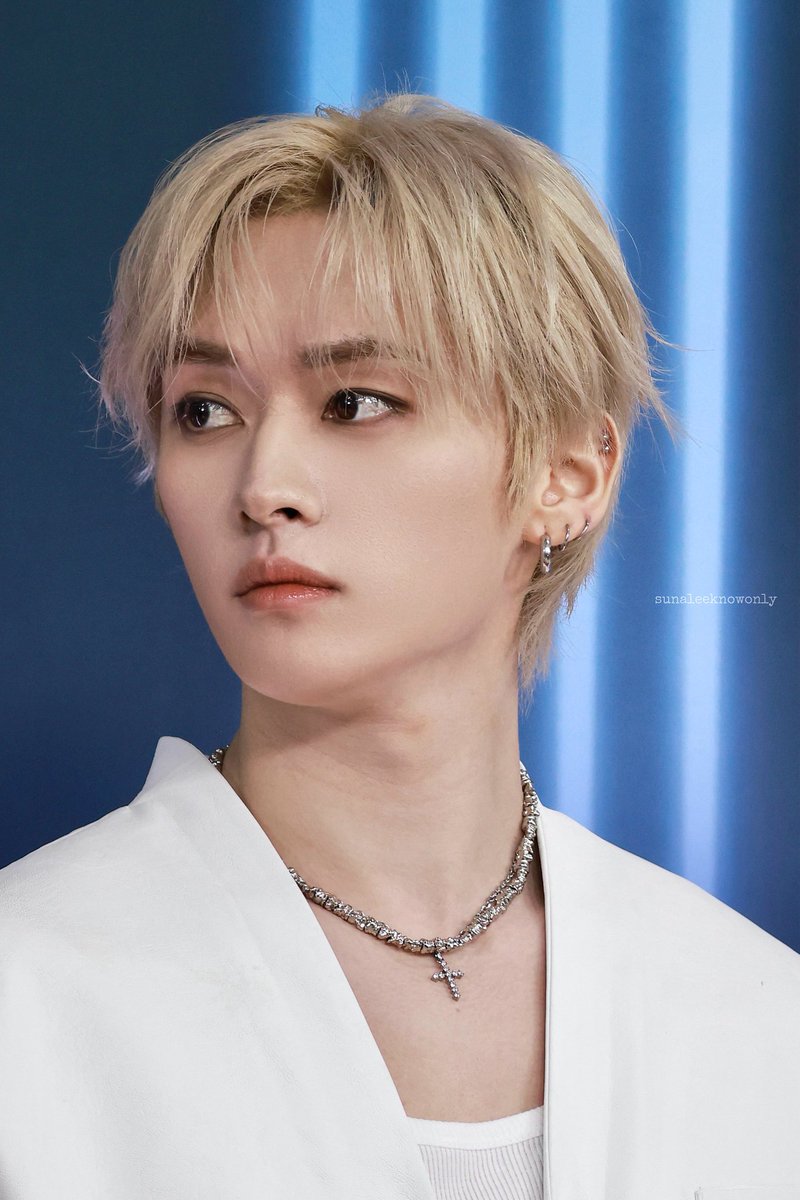 FINALLY SAW THE 8 PIERCINGS 😭😭