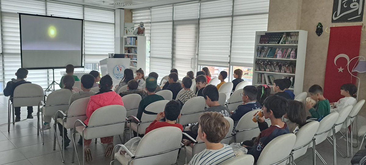 Merkezimizde atölyelerimize katılan gençlerimizle birlikte keyifli bir sinema etkinliği düzenledik. 🎥
Gençlerimizin tatil coşkusuna eşlik etmekten mutluluk duyuyoruz. 😌 #gsbgm #bafragm