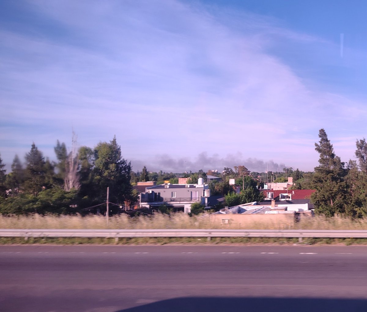 RoArzer's tweet photo. Así se ve desde zona aeropuerto internacional de Ezeiza el humo,7:10 am https://t.co/Rx1kaOwWgL