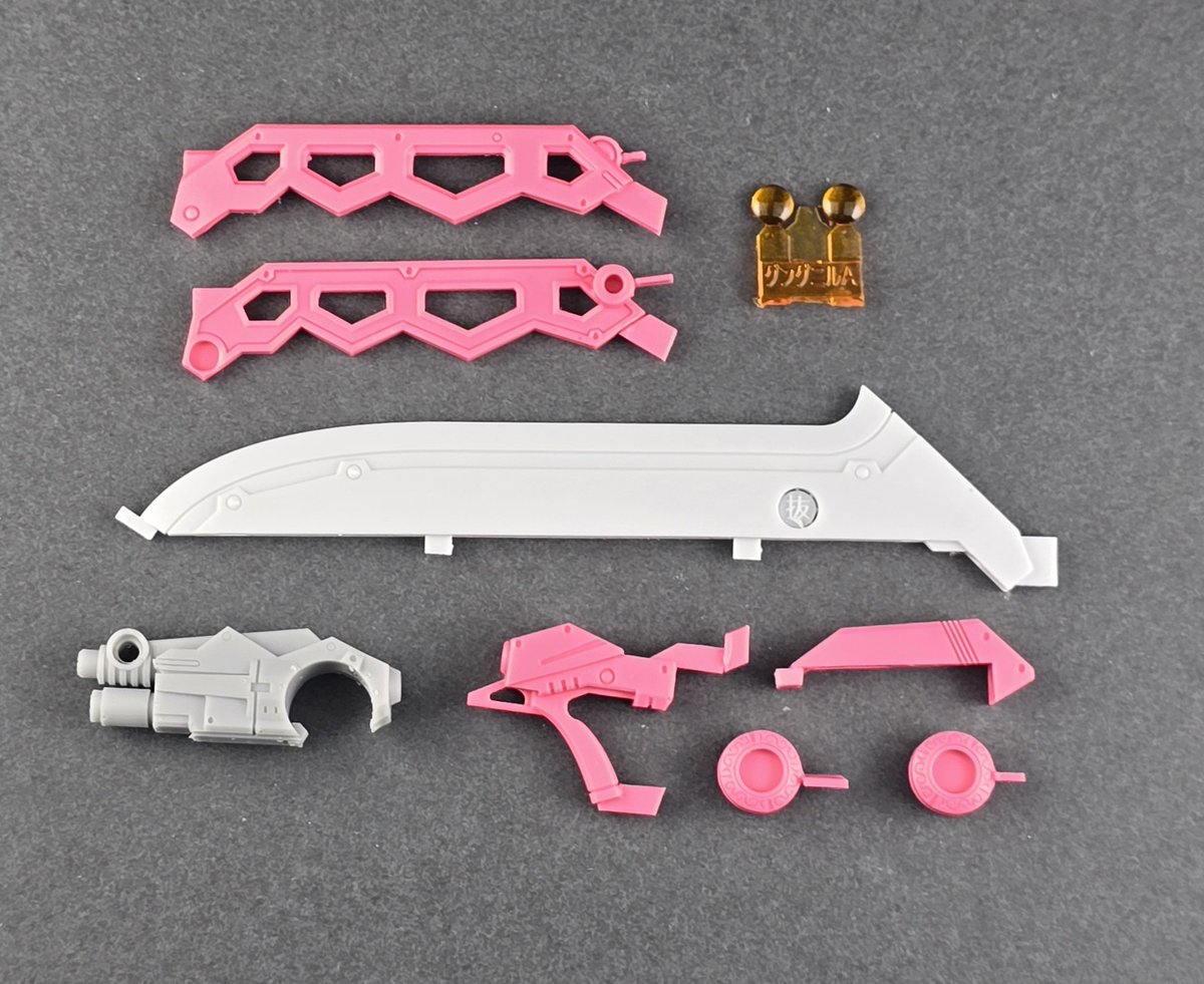 仮眠のはずが・・・オハヨウゴザイマス！
＃AKG28 新作の「1/12グングニル（アニメ版）」完成しました！　お隣の #りゅんりゅん亭 さんの一柳結梨ちゃんヘッドとのコラボアイテムです。写真だとアレかもですがピンクの発色が綺麗で満足しております。