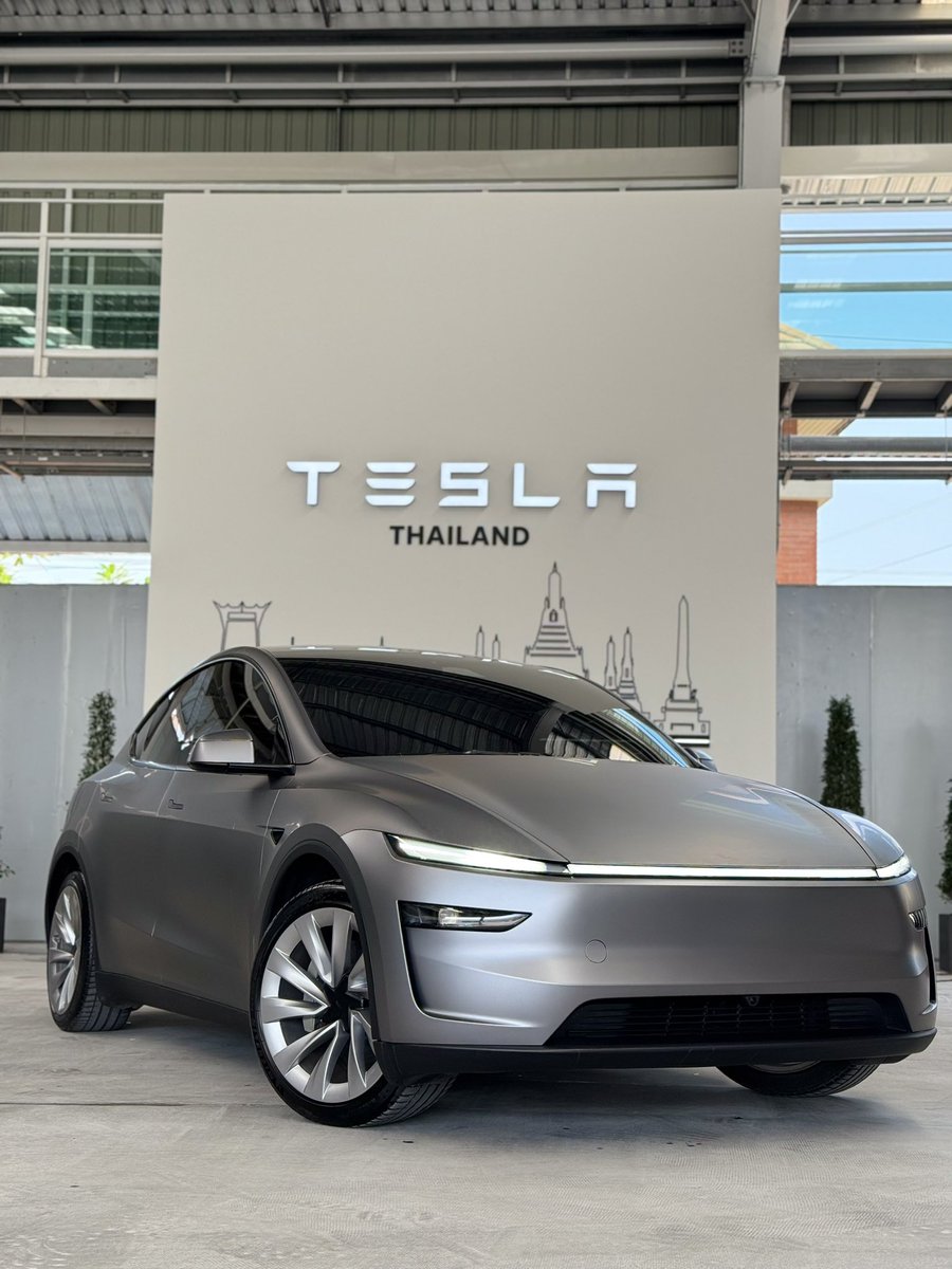 nerdkmutt's tweet photo. Tesla Thailand แห่งที่สอง พื้นที่กว้างขวาง จัดสถานที่ดี แยกโซน Sales และ Service จากกัน เสียดายนาาจะมี Destination Charge เพราะเข้ามาเห็นหัว AC แยอถเลย https://t.co/hOUAaTWwR7