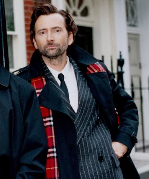 DW_knowledgebot's tweet image. バーバリーの2024年のモデルと2025年のモデル。
…あれ？
#ドクターフー #ドクター・フー