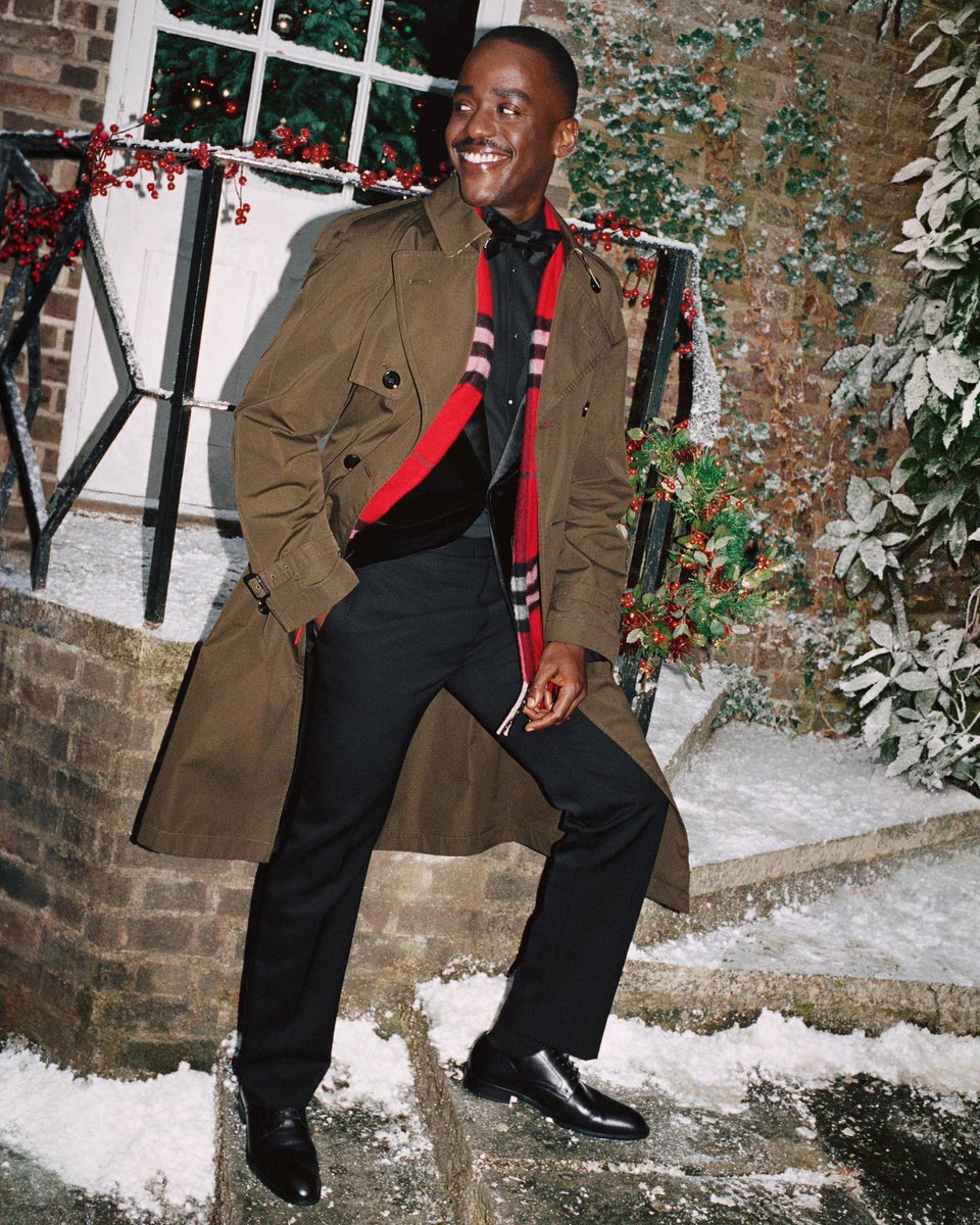 DW_knowledgebot's tweet image. バーバリーの2024年のモデルと2025年のモデル。
…あれ？
#ドクターフー #ドクター・フー