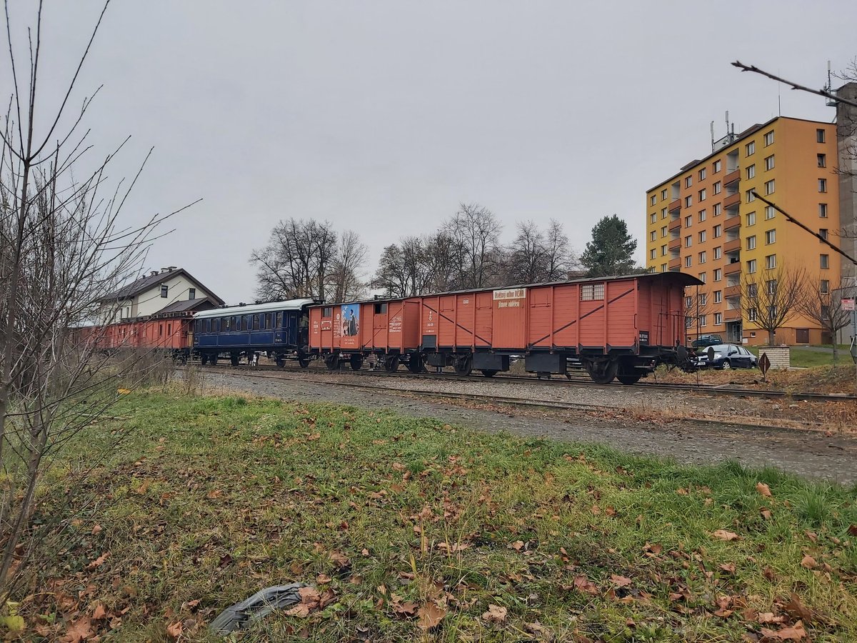 VlastimilWeiner's tweet image. 1/2 Jezdí a vzdělává. Třemošnice u @mChrudim je letos 32. zastávkou (do 16. 11.) legiovlaku (14 vozů) při putování po ČR. Těmito vlaky se čs. legionáři přepravili napříč Ruskem (1918-20) po Transsibiřské magistrále,průjezd si často museli vynutit bojem s bolševiky.📷 @shingle_man