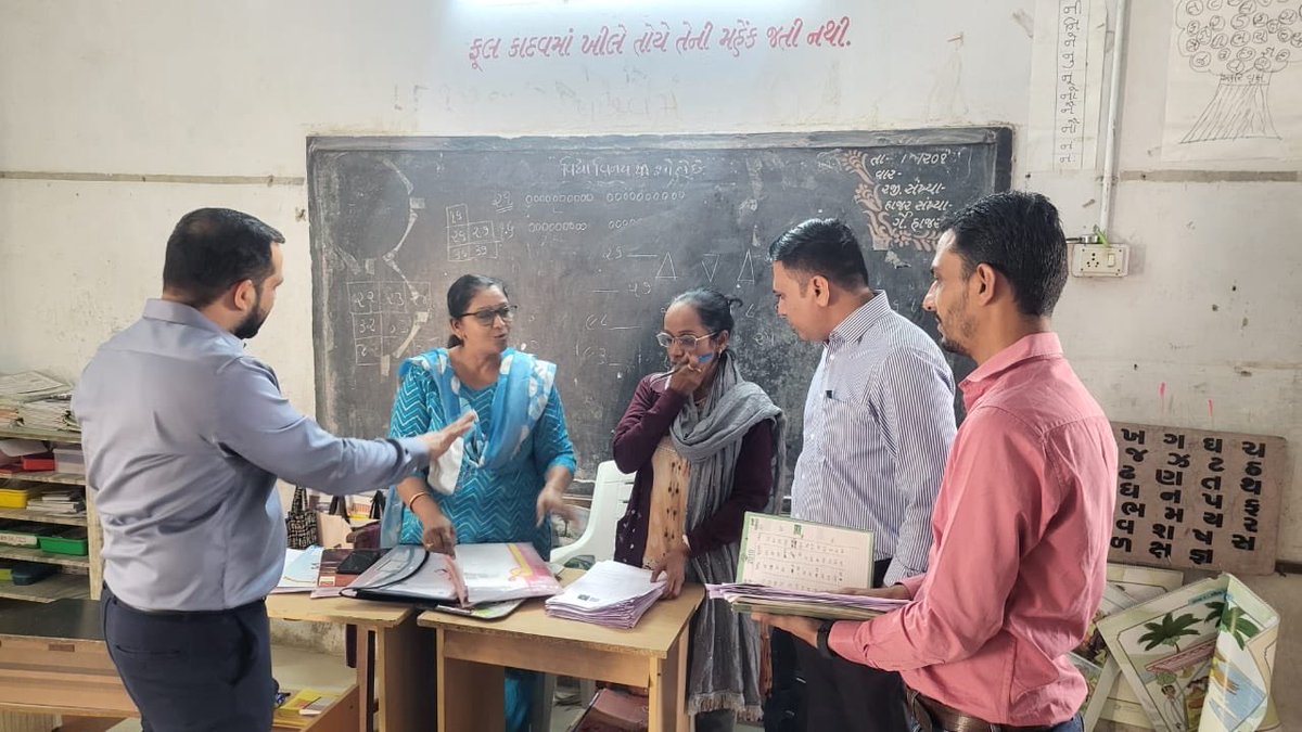 PrantHimatnagar's tweet photo. SIR-૨૦૨૬ અંતર્ગત મતદાર નોંધણી અધિકારીશ્રી, હિંમતનગર અને નાયબ ચૂંટણી અધિકારીશ્રી, સા.કાં. દ્વારા BLO ની કામગીરીની સમીક્ષા કરી તથા મતદારોને EF ફોર્મ ભરવા બાબતે માર્ગદર્શન પૂરું પાડવામાં આવ્યું. https://t.co/XW0afmR8GK
