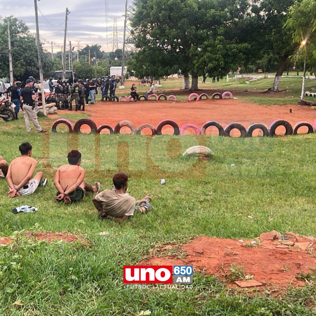 #LOÚLTIMO🔴 | 700 policías intervienen 29 viviendas en zona Pantanal, Lambaré

👉Buscan desarticular desarticular estructuras cr1min4les vinculadas a hechos v10lentos. Varias personas ya fueron detenidas.

#MásFútbol #MásActualidad
Vía: Gabriela Giménez | #650AM