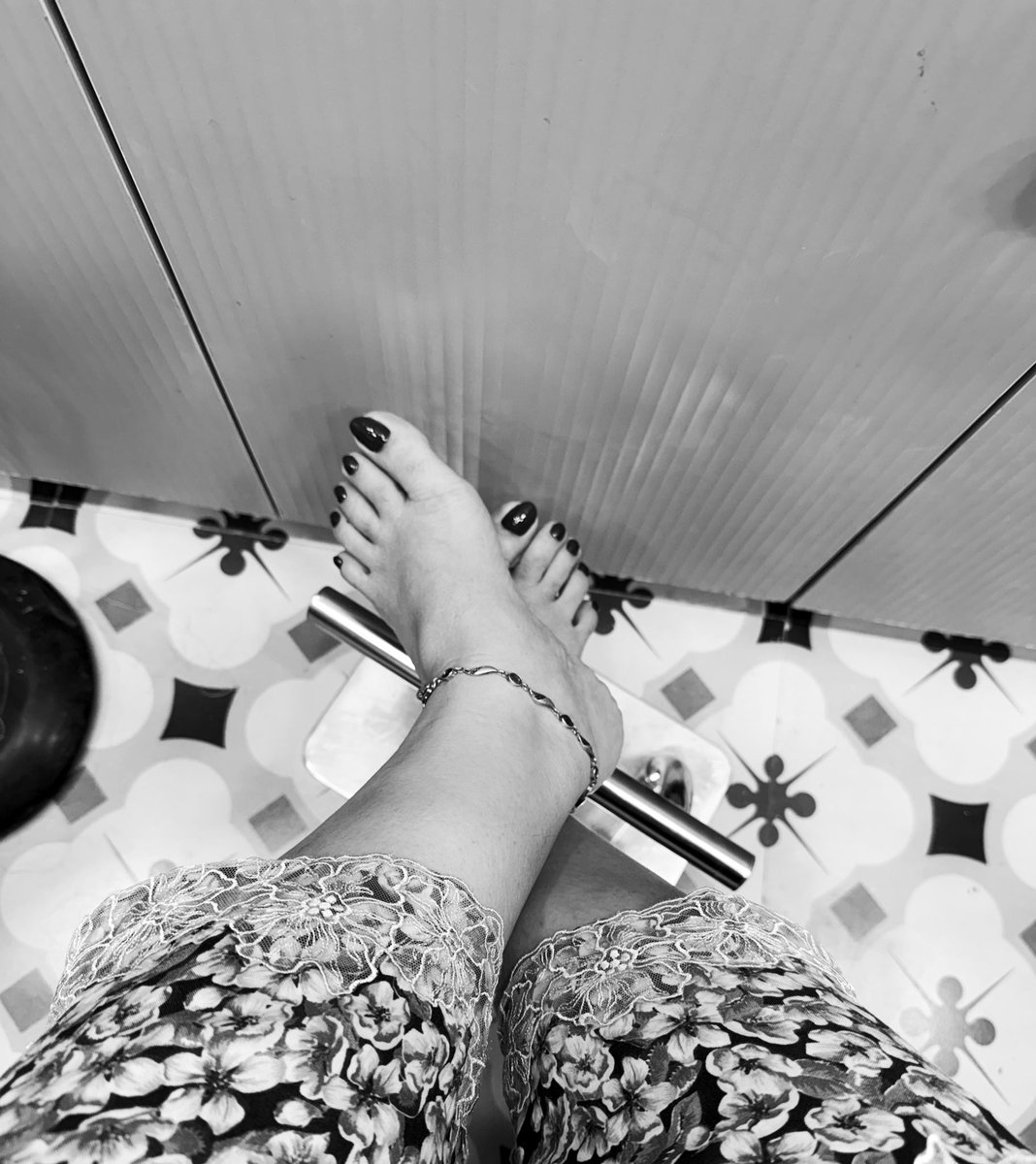 İyi hafta sonları diliyorum herkese 😊

#cumartesi #ayakfetişi #ayakkölesi #finansalköle #gunaydin #sahibe #Haftasonu #TaşacakBuDeniz