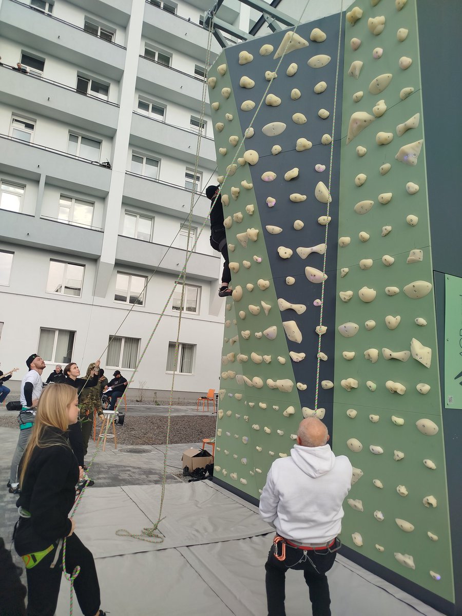 K_Yakimenko's tweet image. Сьогодні я спробував піднятись по стіні з протезом, мені сподобалось. Стіна була ось така.