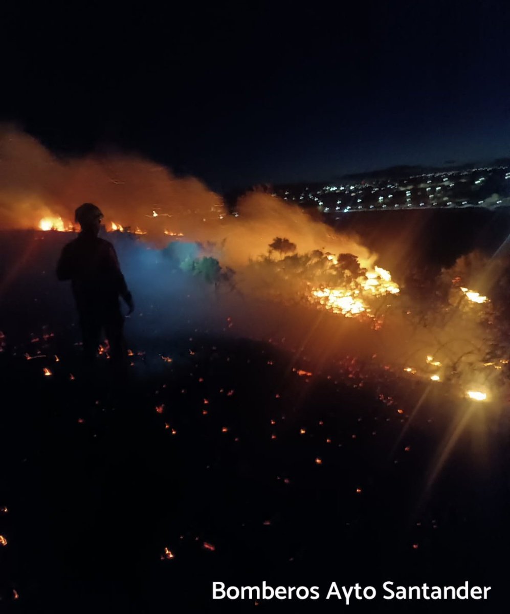 INCENDIO
Está madrugada desplazamos un autotanque 🚒 (6bomberos)hasta la zona de Rostrio en #Santander por incendio de vegetación.
