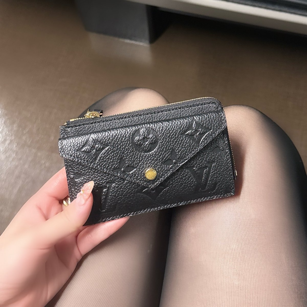 mochi__cosme's tweet image. 2025年買ってよかった物1位は間違いなくヴィトンのフラグメントケース❕
お札と小銭、カード4枚、鍵1つ収納できるのにコンパクト&amp;amp;見た目も超可愛くて最ｯｯｯ高。素材も丈夫でズボラからすると本当に助かる。高いけど買う価値あるものNo,1でもある🥇❤︎