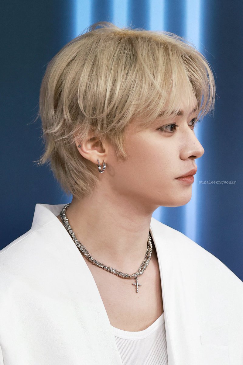 the side profile and this shade of blonde with this makeup and the piercings… LeeKnow’s beauty is evolving everyday