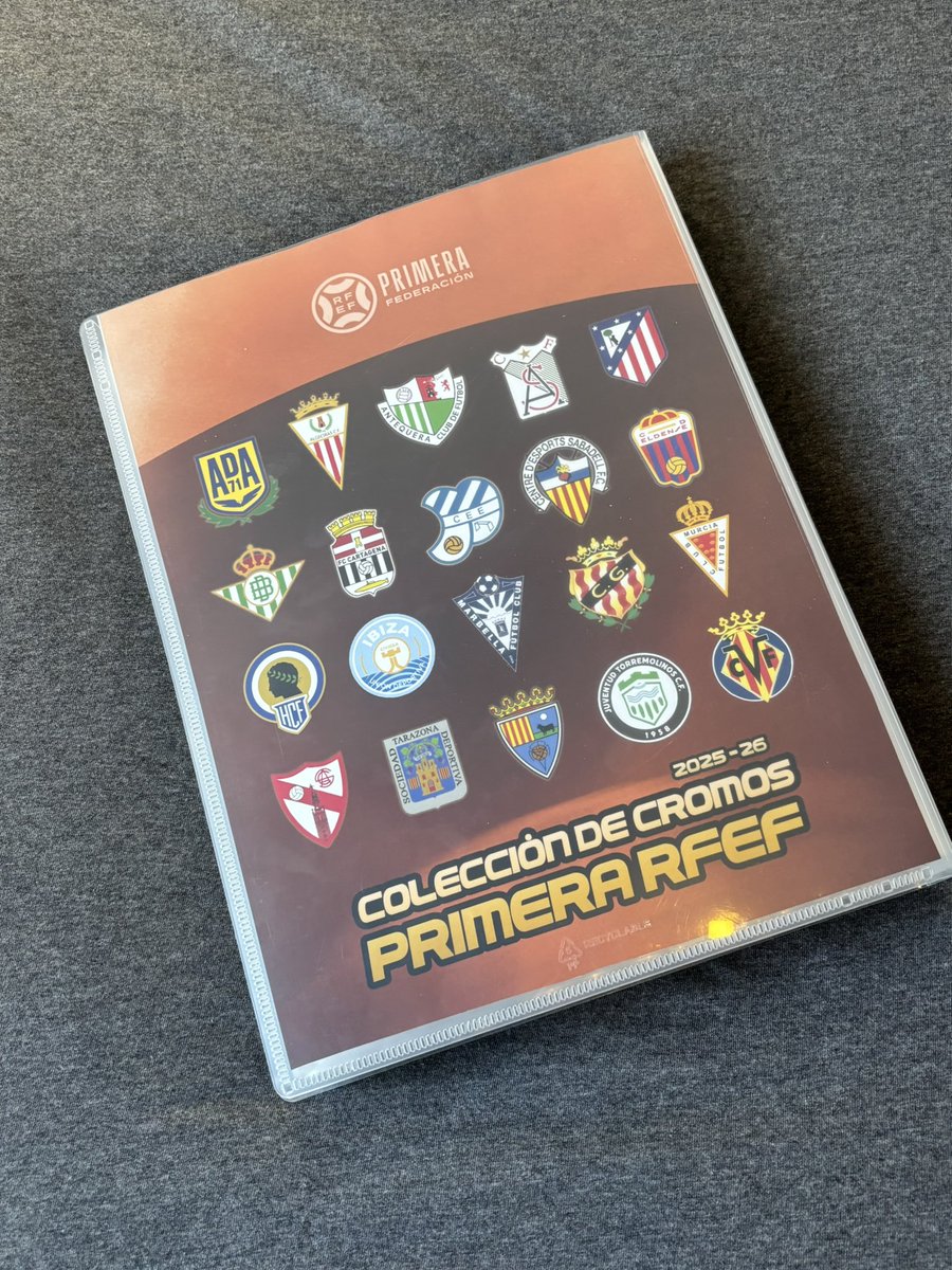 Después 3 meses de trabajo, sumo una nueva colección de cromos a mi museo personal.

Con el regreso del <a href="/CESabadell/">CE Sabadell 🧅</a> a <a href="/Primera_RFEF/">Primera Federación Versus e-Learning</a>, he diseñado los cromos del G2 de la categoría de bronce. 

Muchos históricos que ya tienen sus cromos. Espero que os guste, dentro 🧵!

<a href="/GradaBpro/">GRADA B pro</a>