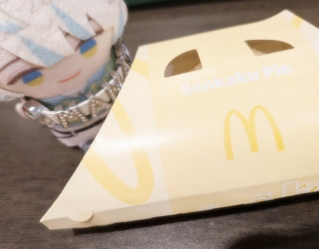 shinuka_shinuka's tweet image. ティラミスの三角チョコパイ、生地もしっとりサクサクでクリームにもサクサクしたのが入ってておいしかった