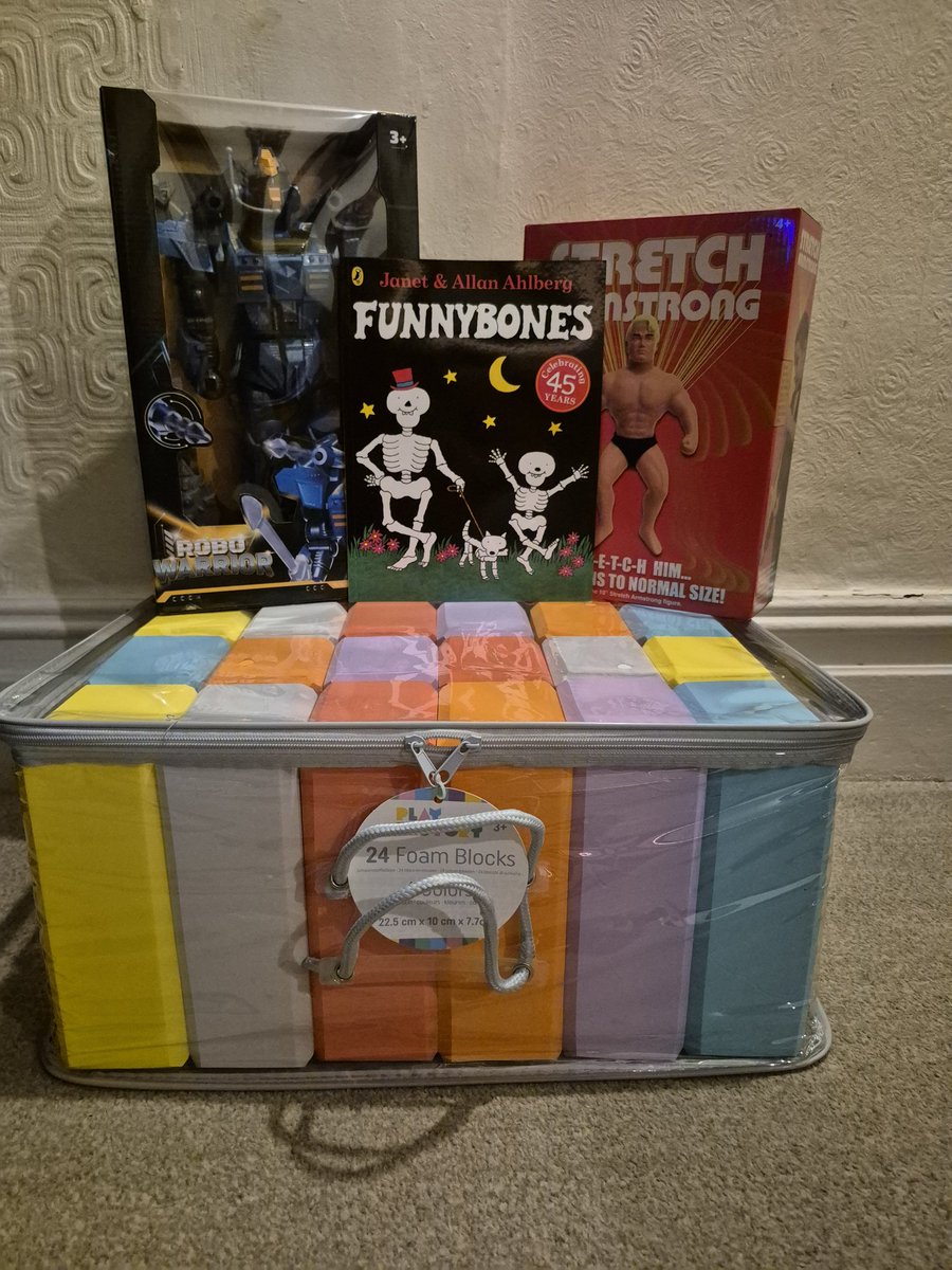 Himbeerlotte's tweet image. Das hier hab ich für den 4j. Oben links ist ein Roboter der Sachen macht wenn man Knöpfe drückt, oben rechts ist so ne unzerstörbare Puppe, ganz unten das sind Schaumstoff Bausteine, die werden denk ich am besten ankommen.