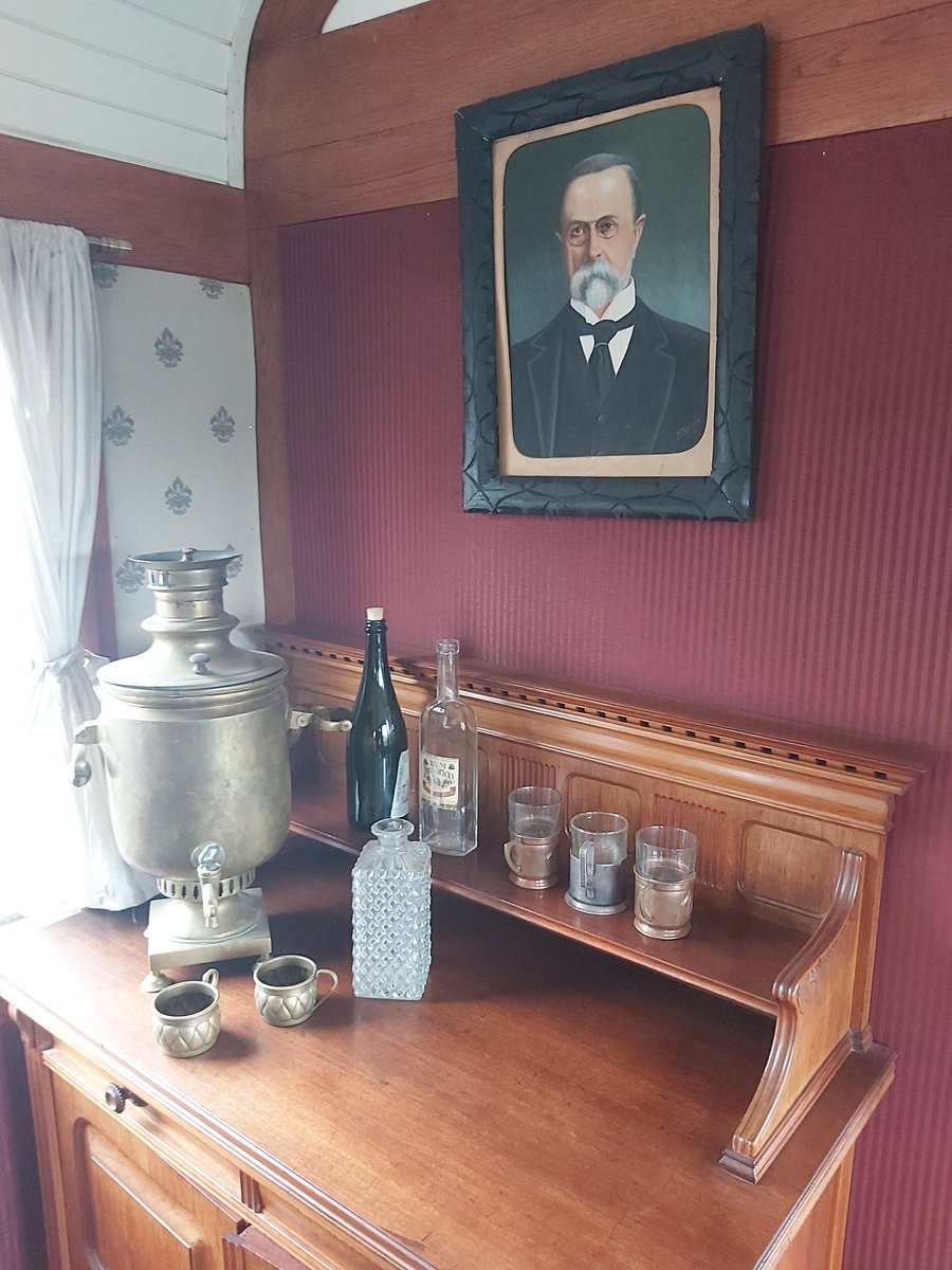 VlastimilWeiner's tweet image. 1/2 Jezdí a vzdělává. Třemošnice u @mChrudim je letos 32. zastávkou (do 16. 11.) legiovlaku (14 vozů) při putování po ČR. Těmito vlaky se čs. legionáři přepravili napříč Ruskem (1918-20) po Transsibiřské magistrále,průjezd si často museli vynutit bojem s bolševiky.📷 @shingle_man