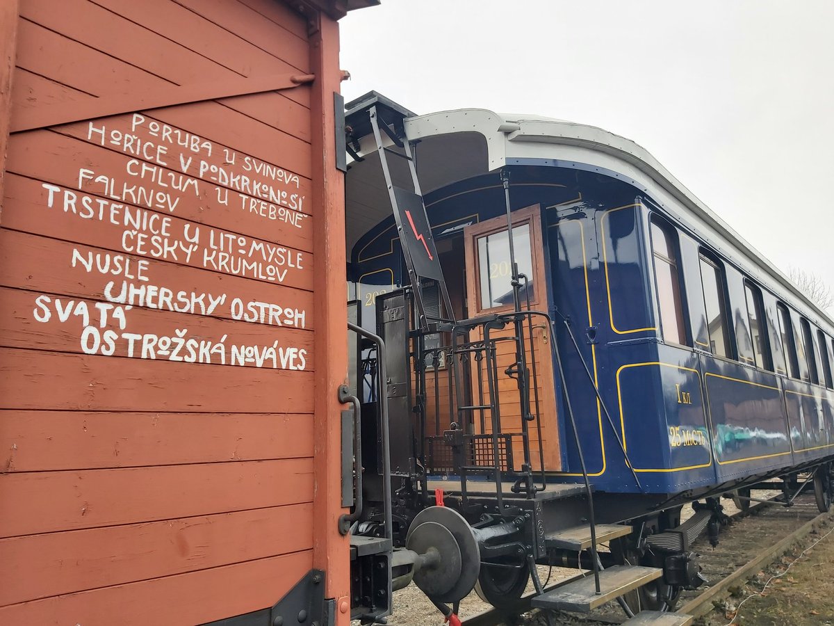 VlastimilWeiner's tweet image. 1/2 Jezdí a vzdělává. Třemošnice u @mChrudim je letos 32. zastávkou (do 16. 11.) legiovlaku (14 vozů) při putování po ČR. Těmito vlaky se čs. legionáři přepravili napříč Ruskem (1918-20) po Transsibiřské magistrále,průjezd si často museli vynutit bojem s bolševiky.📷 @shingle_man