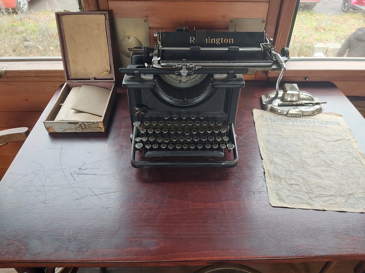 VlastimilWeiner's tweet image. 1/2 Jezdí a vzdělává. Třemošnice u @mChrudim je letos 32. zastávkou (do 16. 11.) legiovlaku (14 vozů) při putování po ČR. Těmito vlaky se čs. legionáři přepravili napříč Ruskem (1918-20) po Transsibiřské magistrále,průjezd si často museli vynutit bojem s bolševiky.📷 @shingle_man