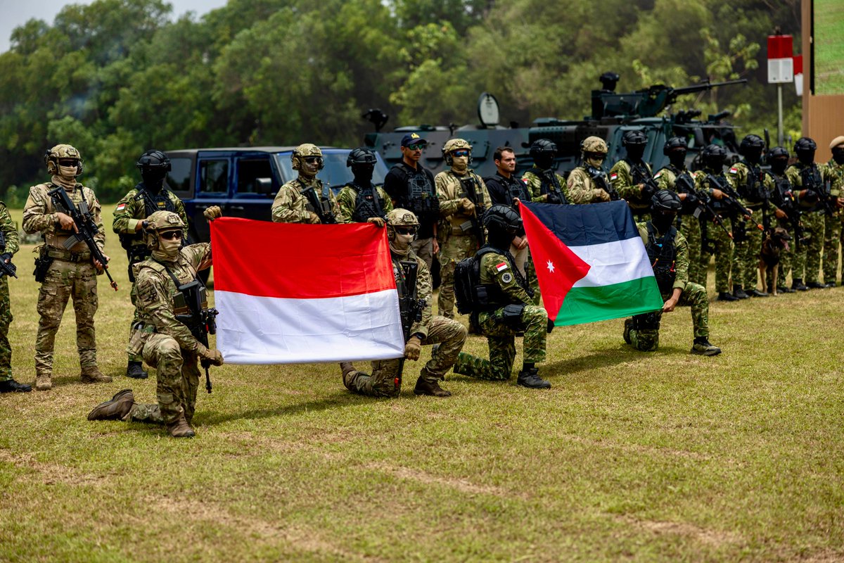 RHCJO's tweet image. حضر جلالة الملك عبدالله الثاني، القائد الأعلى للقوات المسلحة، والرئيس الإندونيسي برابوو سوبيانتو، مجريات تمرين عسكري مشترك للطائرات المسيرة في جاكرتا، نفذته قوات الملك عبدالله الثاني الخاصة الملكية ونظيرتها الإندونيسية 
#الأردن #إندونيسيا 

تفاصيل:
rhc.jo/g/74450