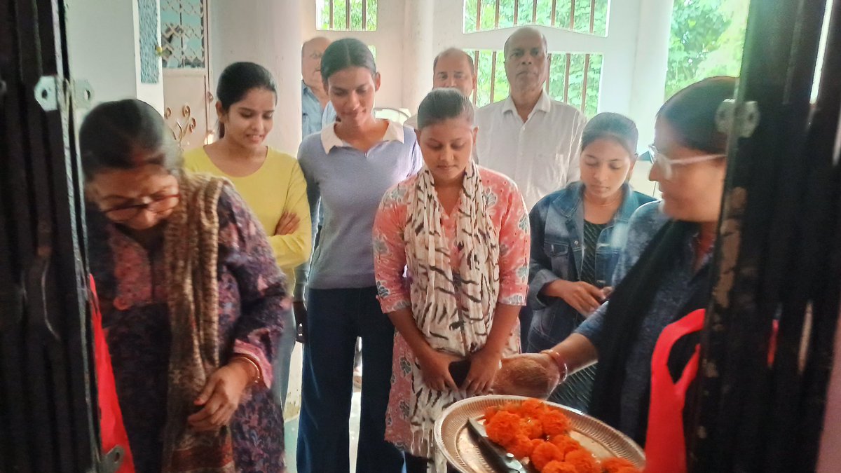 #समस्तीपुर शहर के विवेक-विहार मुहल्ला में #MindNestStudyHub ऑनलाइन लाइब्रेरी का फीता काटकर उद्घाटन करती महिला अधिकार कार्यकर्ता सह ऐपवा जिला अध्यक्ष #बंदना_सिंह_आभाप्रवीण, संचालक प्रवीण कुमार व छात्र,अतिथि।