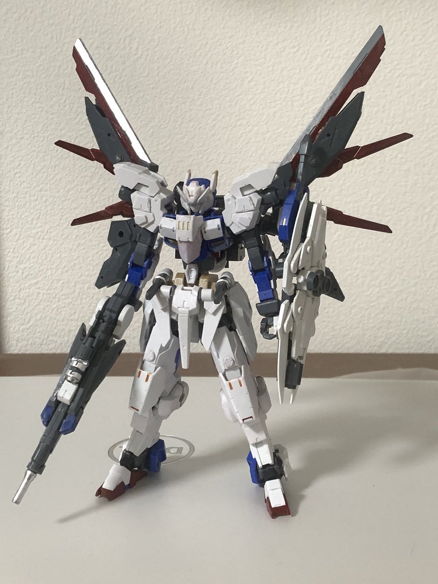 saygoodbye13301's tweet photo. 新型進捗。

バックパックをバインダー型に再修正。
4枚羽になったけど今までで1番理想的な形に収まった！
翼周りは複数の軸があるのでかなり自由度があるのと肩周りの可動を邪魔しないように調整。
翼を畳むと大分コンパクトになります。

#30MM https://t.co/HTtnGsvHFh