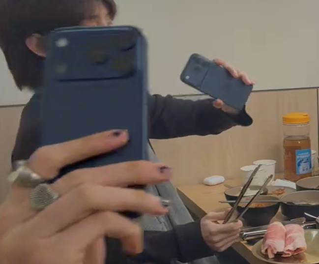 wywmartin's tweet photo. Cortis Phone Updates!
🦒🐢IPhone 17 Pro Max in Deep Blue
🐶🦊 IPhone 17 Pro Max in Cosmic Orange
James is loyal to his old phone https://t.co/uwLOWRxZpB