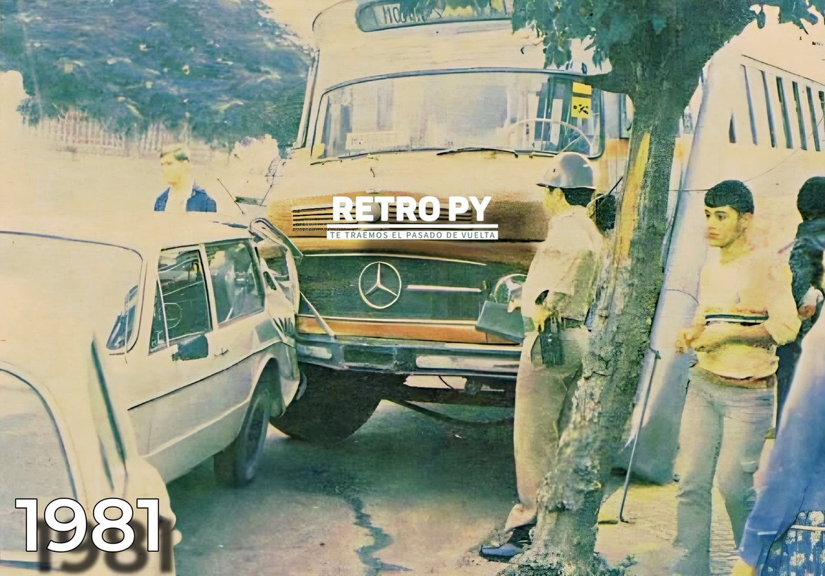 ReloadedRetropy's tweet image. Un accidente sobre Eligio Ayala entre un ómnibus de la línea 15 y otros automóviles.