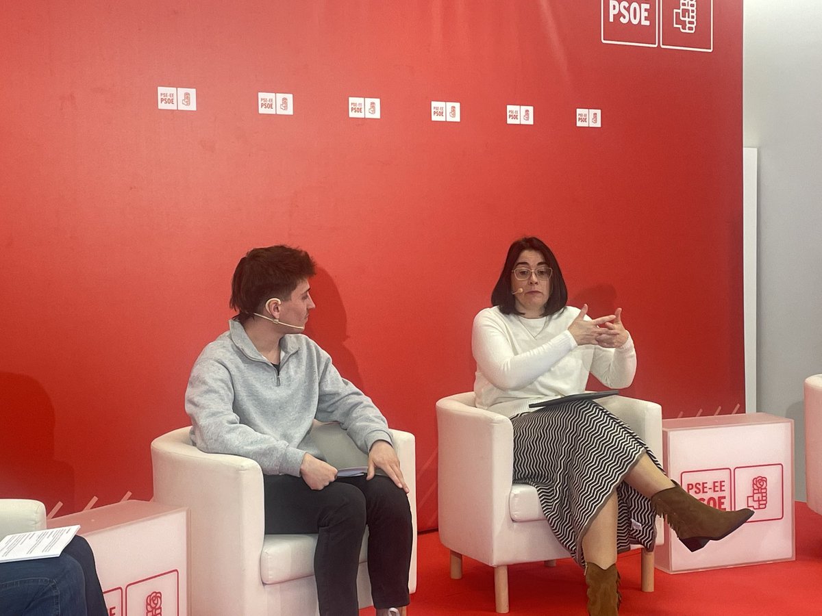PseRiojAlavesa's tweet photo. Emakumeen papera landa eremuan sekulakoa da, eta gaurko mahai-inguruak ostera ere argi utzi du. Berdintasuna ereiten da, etorkizuna ereiten da.
El papel de las mujeres en el medio rural es enorme, y la mesa de hoy lo ha dejado claro. Sembrar igualdad es sembrar futuro. https://t.co/R14y8X3g7M
