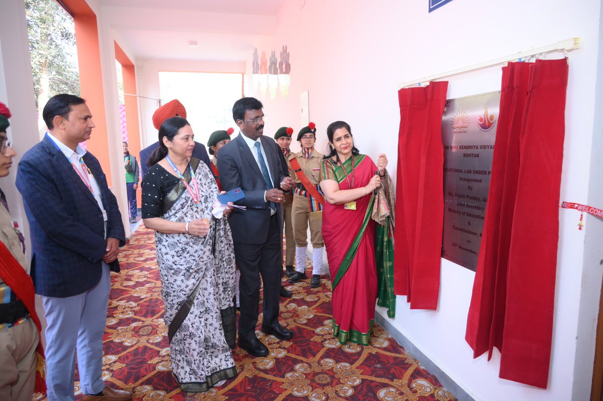 KVS_HQ's tweet image. Commissioner #KVS Ms Prachi Pandey visited #PMSHRI KV Rohtak today. Students presented a spirited Tribal Dance and an inspiring rendition of Vande Mataram. She also inaugurated the Vocational Lab under the PM SHRI scheme, boosting hands-on learning.