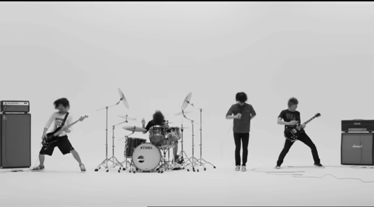 daisizen_pui's tweet image. うるさいバンドは白い部屋に閉じこめられがちは草