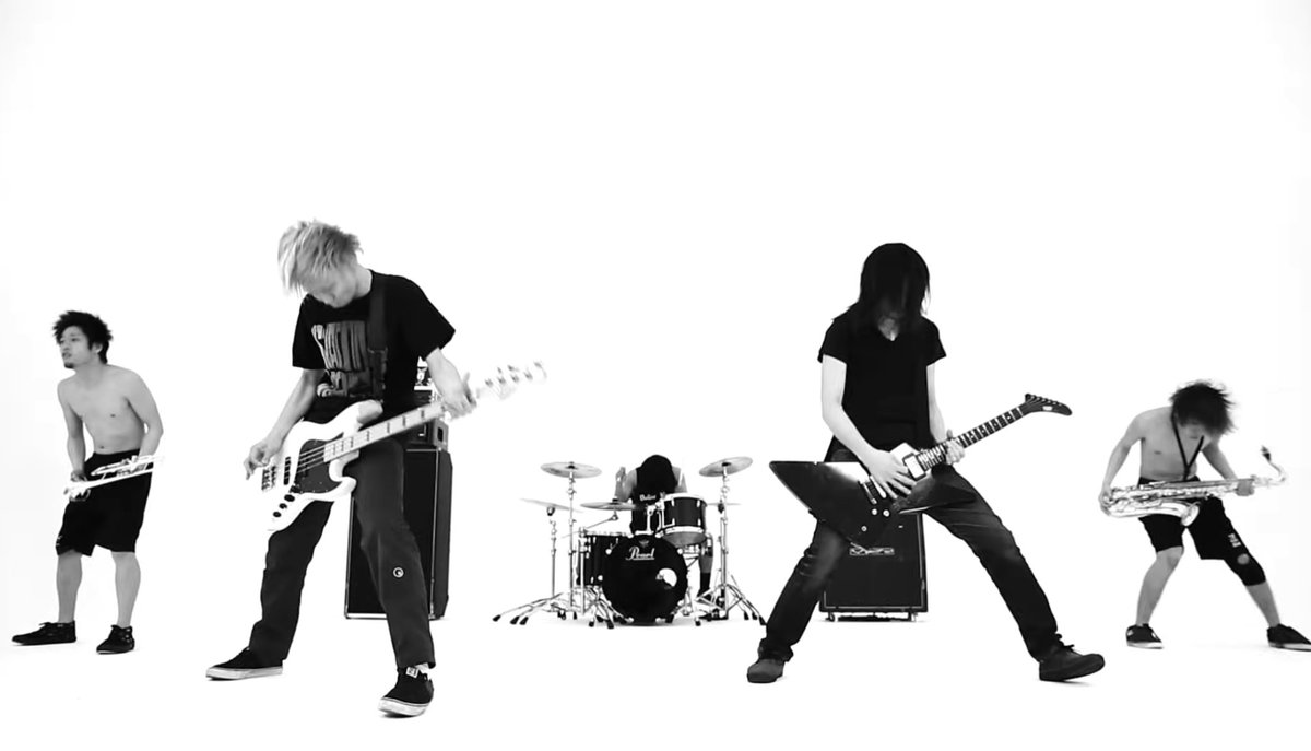 daisizen_pui's tweet image. うるさいバンドは白い部屋に閉じこめられがちは草