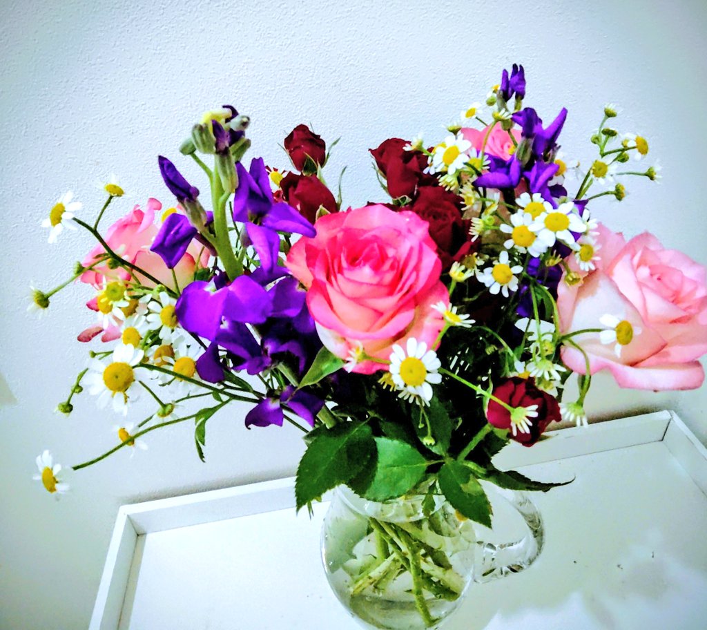 sawahomi's tweet photo. ミラフローラからお花が届きました☺️
ストック（パープルアイアン）の香りが濃厚で、私の好きな薔薇のジュミリアも入ってる✨
まだハナノヒは再開してない
相変わらず本好きの下剋上に沼っていて（しつこいwww）毎日読みふけっています✨ https://t.co/bBOCuUtwHh