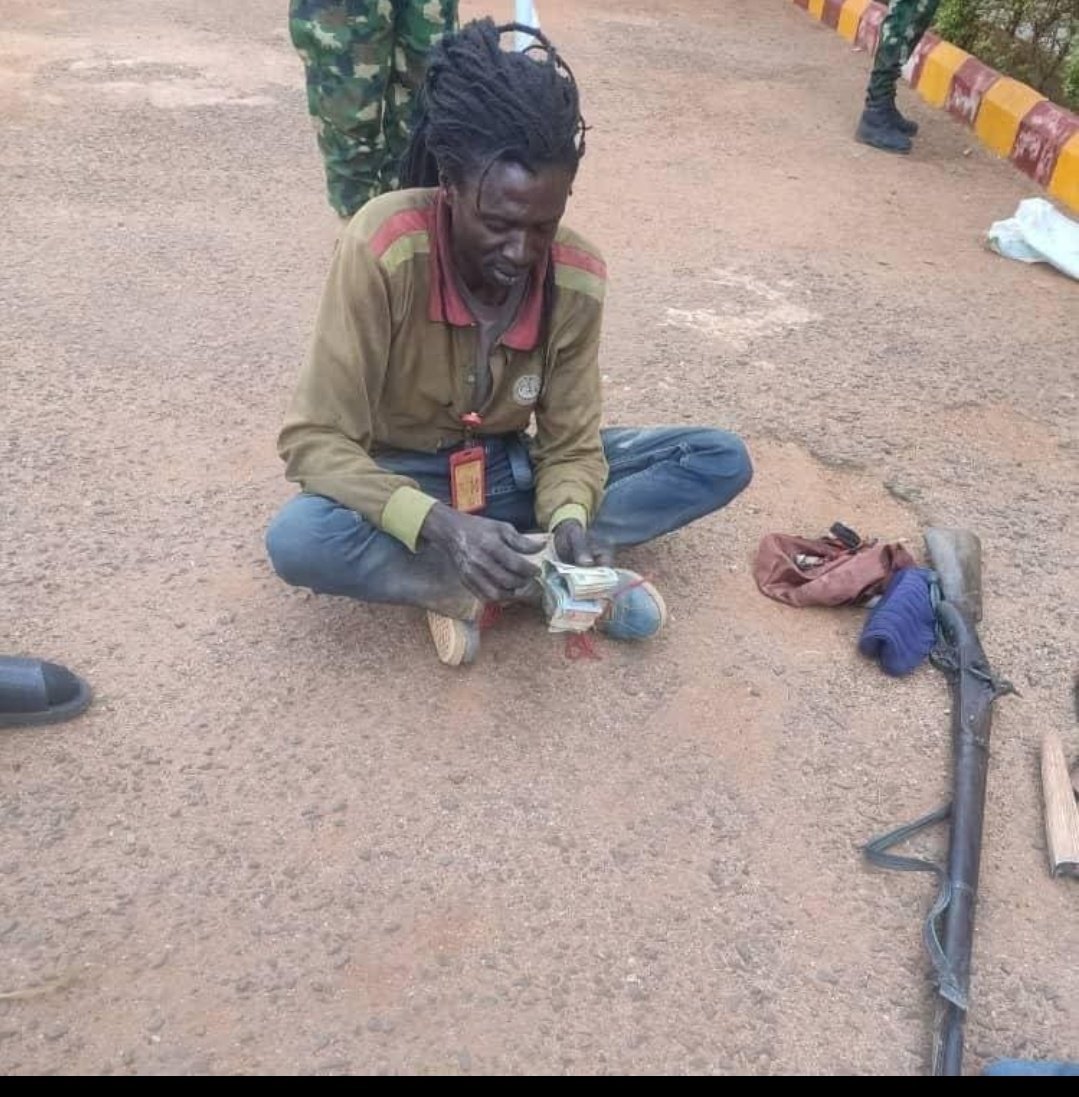 ana_herleemerh's tweet image. Troops from 3 Division Garrison/JTF Operation ENDURING PEACE arrested a gunrunner Ishaya Musa, in Plateau State, Nigeria._
_Recovered items include 6 fabricated rifles, 2 revolver rifles, 1 Dane gun, and 1 expended cartridge.