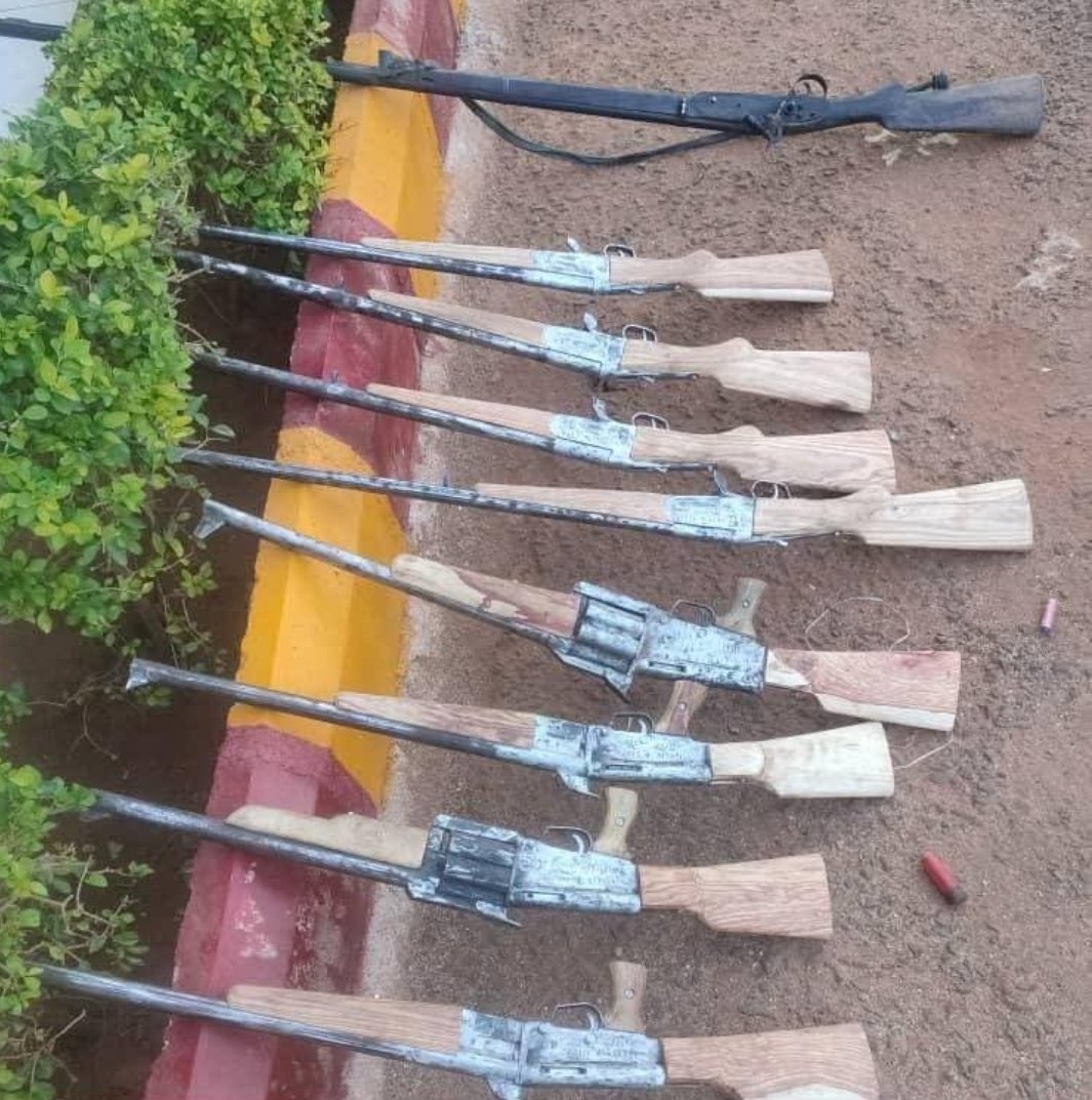 ana_herleemerh's tweet image. Troops from 3 Division Garrison/JTF Operation ENDURING PEACE arrested a gunrunner Ishaya Musa, in Plateau State, Nigeria._
_Recovered items include 6 fabricated rifles, 2 revolver rifles, 1 Dane gun, and 1 expended cartridge.