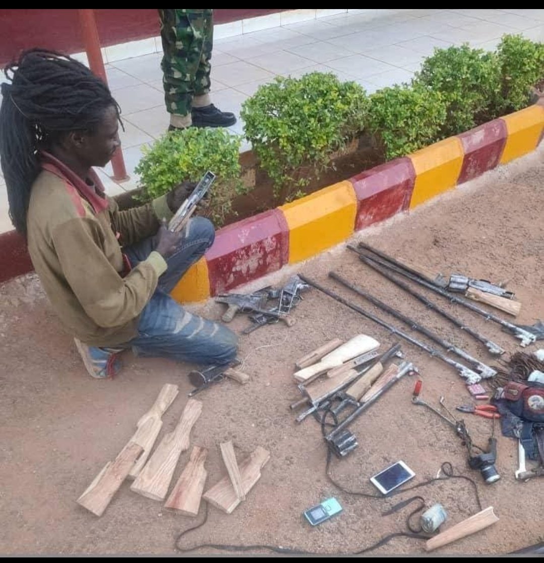 ana_herleemerh's tweet image. Troops from 3 Division Garrison/JTF Operation ENDURING PEACE arrested a gunrunner Ishaya Musa, in Plateau State, Nigeria._
_Recovered items include 6 fabricated rifles, 2 revolver rifles, 1 Dane gun, and 1 expended cartridge.