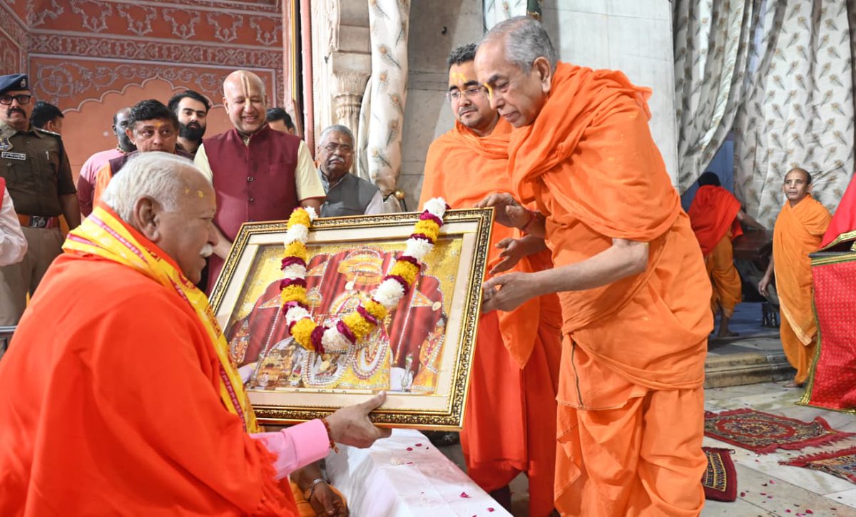 vskawadh's tweet image. परम पूज्य सरसंघचालक डॉ मोहन भागवत जी ने सिटी पैलेस परिसर, जयपुर स्थित गोविंददेव जी मंदिर में दर्शन कर आरती में भाग लिया।

#govinddevji #vskawadh #MohanBhagwat #vskbharat #rssorg #govinddevji_temple_jaipur  @editorvskbharat  @RSSorg