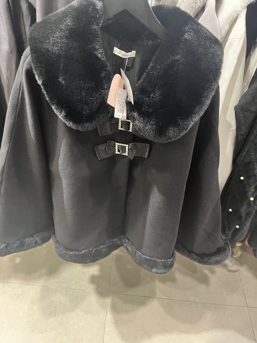 服買った後にめっちゃ好みの服見付けて悄げてる このコート？めっちゃ