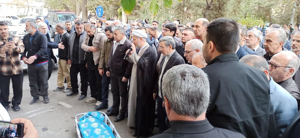 dolatebahar's tweet photo. مراسم تشییع مرحومه زرین احمدی‌نژاد، خواهر گرامی دکتر محمود احمدی‌نژاد در میدان ۷۲ نارمک https://t.co/BvksUj1IUg