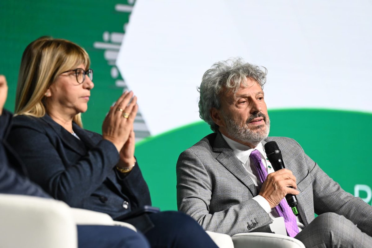 CislNazionale's tweet image. All’Assemblea nazionale #Cisl la  forte testimonianza di #LorenzoCremonesi, inviato di guerra del @Corriere, e le riflessioni di @VEParsi1, Professore ordinario Università del Sacro Cuore di Milano, per una pace sostenibile e duratura.

#MaratonaPerLaPace #CISL